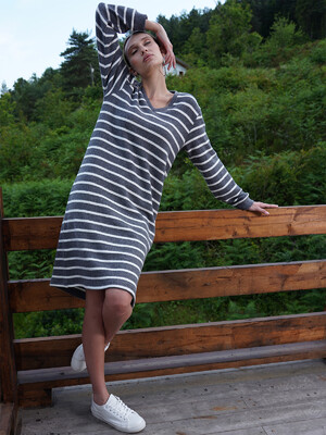 Купить Платье прямого покроя с длинным рукавом VIENETTA 4050580000 в Украина